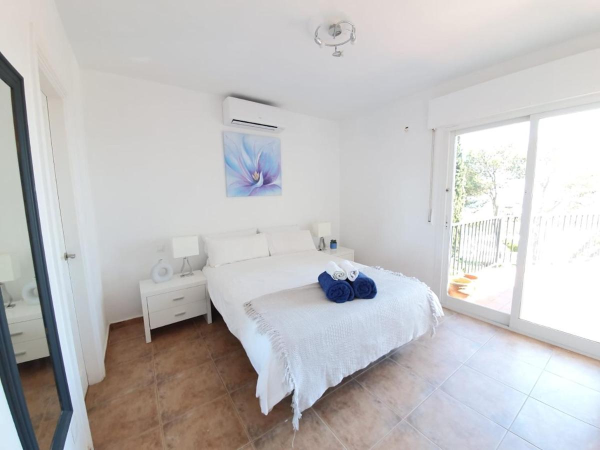 Beautiful 5 Bedroom Villa With Private Pool With Stunning Sea Views, Walking Distances To Shops Restaurants Beach Манільва Екстер'єр фото