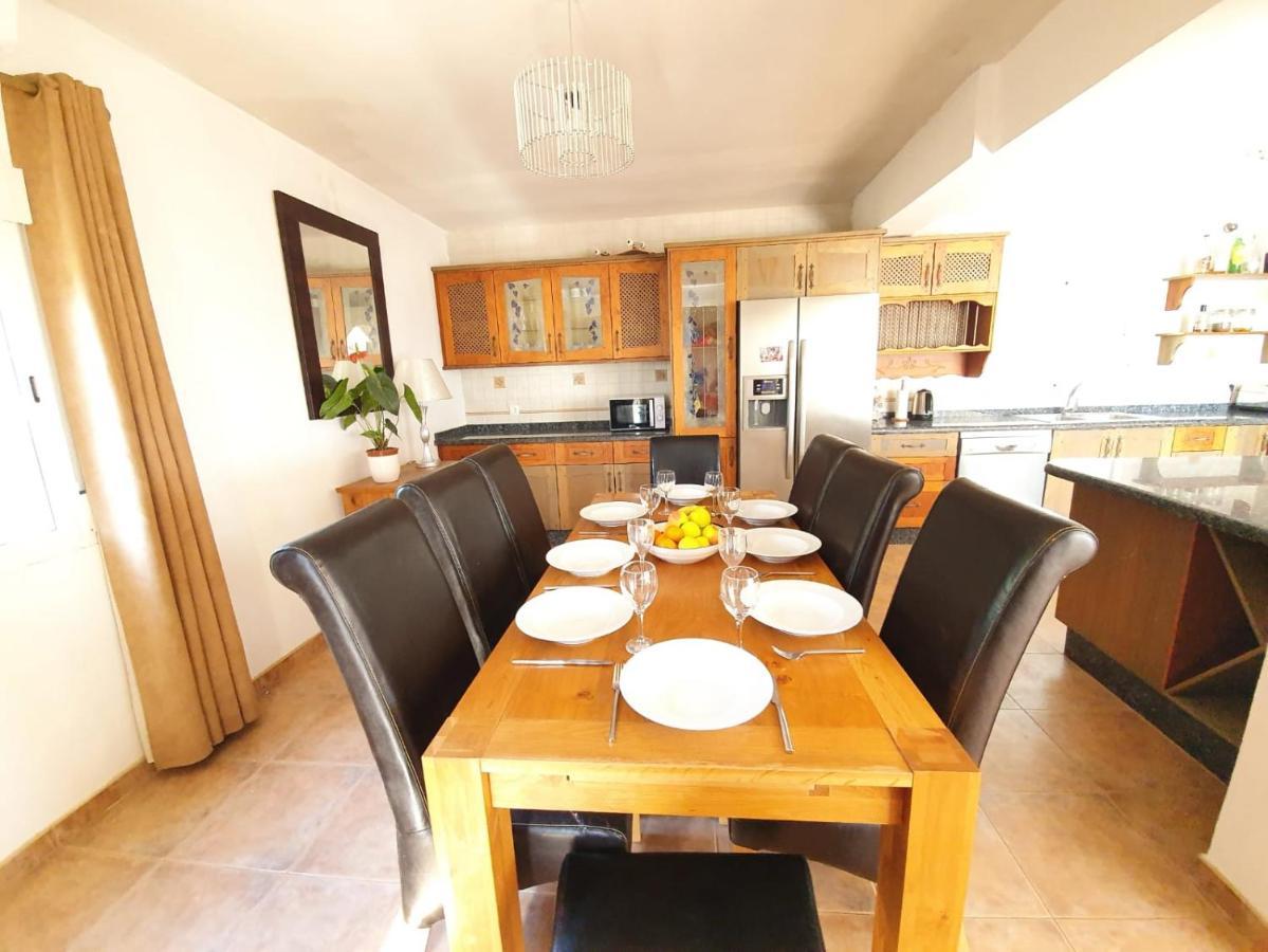 Beautiful 5 Bedroom Villa With Private Pool With Stunning Sea Views, Walking Distances To Shops Restaurants Beach Манільва Екстер'єр фото
