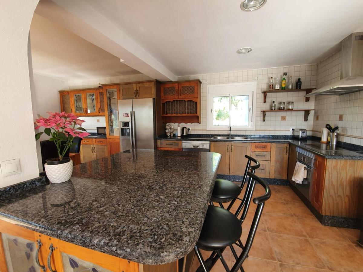 Beautiful 5 Bedroom Villa With Private Pool With Stunning Sea Views, Walking Distances To Shops Restaurants Beach Манільва Екстер'єр фото